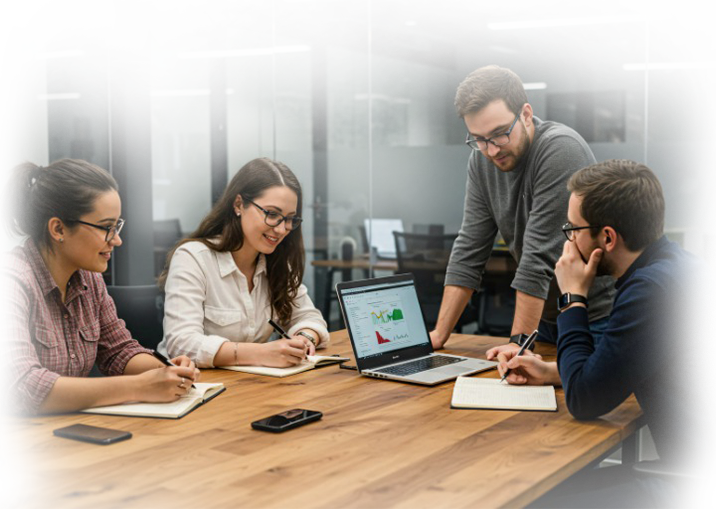 Pessoas em uma mesa de reunião